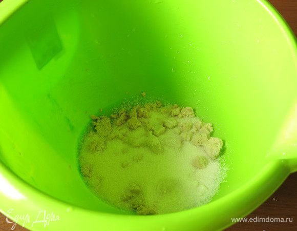 Подготовим все ингредиенты, сметана и яйца комнатной температуры, молоко подогреть, масло растопить и остудить. Начинаем — растираем половину стакана сахара и дрожжи.