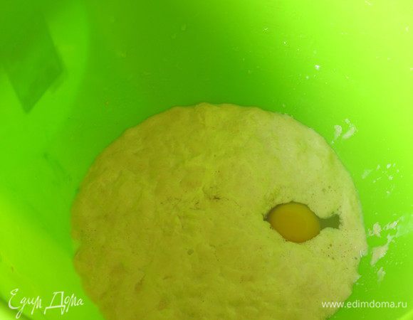 Вливаем молоко (в сходном варианте 250 мл, но у меня получилась чуть густая опара, количество увеличено) и вбиваем одно яйцо. С таким приемом готовила пару впервые, играло очень активно.