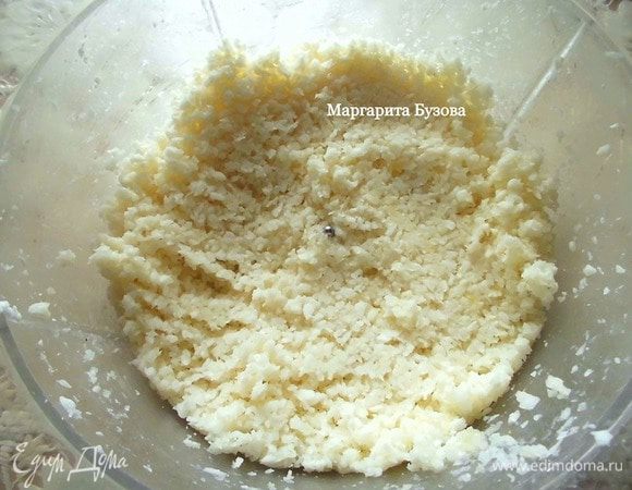 У меня он измельчился недостаточно. Я его дополнительно промолола дважды через мясорубку. Должна получиться однородная масса с очень маленькими кусочками. Добавить в нее примерно 2 ч. л. меда и тщательно перемешать. Обязательно пробуйте на вкус, может понадобиться и меньше меда. Кстати, кокос можно еще натереть на мелкой терке, а затем уже измельчать в мясорубке. Такой вариант мне нравится больше, чем с блендером!
