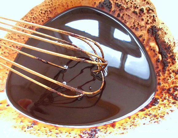 Приготовить шоколад. Какао-масло нарезать как можно мельче и растопить на водяной бане. Добавить к нему кэроб, просеянный через сито, и тщательно перемешать. Шоколад должен получиться достаточно густой, но в то же время, чтобы им можно было обливать конфеты. 