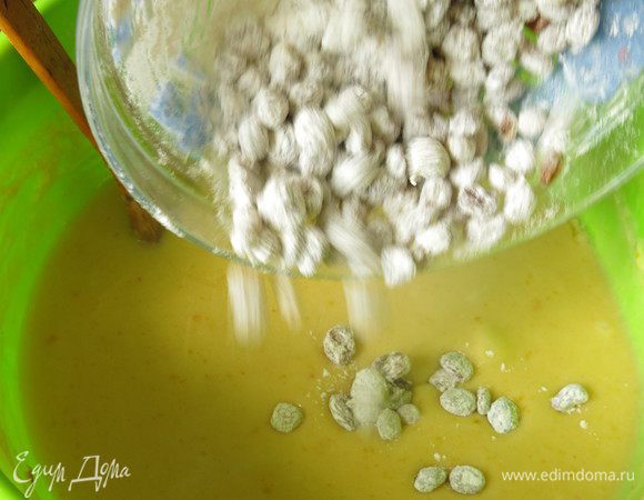 Добавляем изюм промытый, просушенный и обваленный в муке. Начинаем замешивать тесто, руки смачиваем маслом.