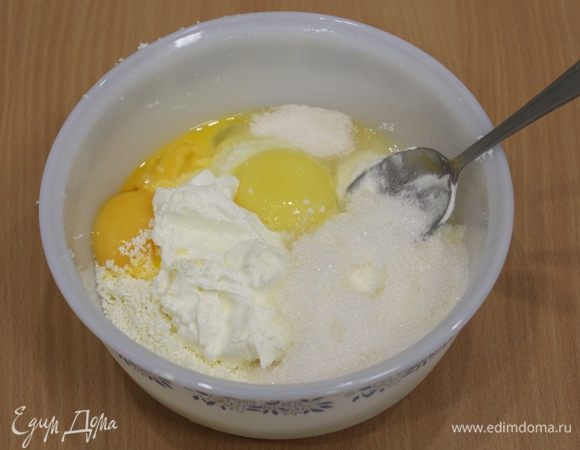 Добавить яйца, сахар, сметану, ванильный сахар и все хорошо перемешать.