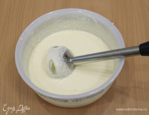 Взбить массу миксером.