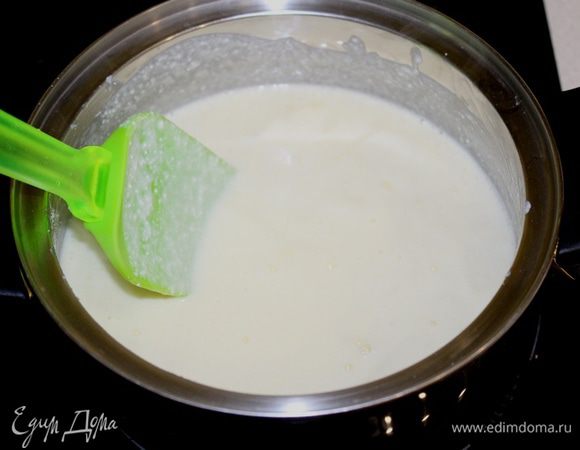 Поставить на маленький огонь и готовить, постоянно помешивая, до первых пузырей (т.е. до закипания), сначала масса станет жидкой, это нормально, затем она немного загустеет.