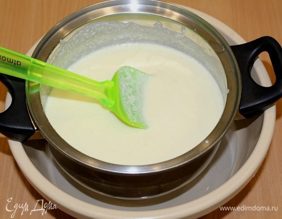 Снять кастрюлю с огня, поставить в миску с холодной водой  и мешать до полного охлаждения.
Остывшую творожную массу убрать на 1-2 часа в холодильник, чтобы она загустела.