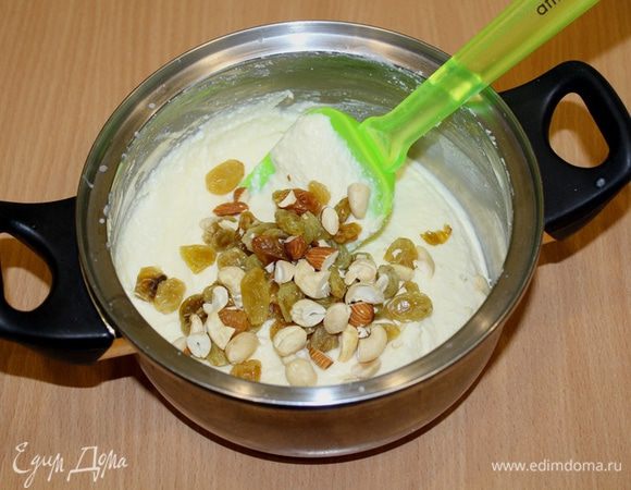 Затем добавить изюм, орехи и хорошо перемешать.