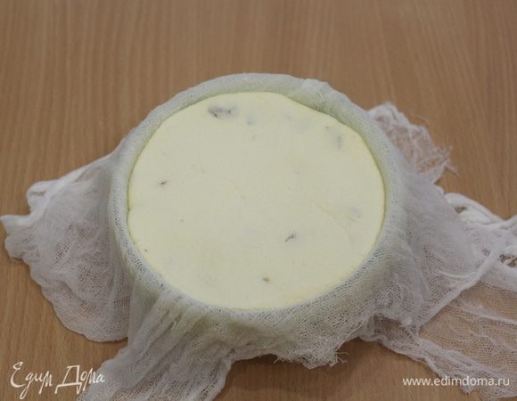 Пасочницу  или подходящую посудину застелить смоченной в воде и сложенной в 2 слоя марлей.
Выложить творожную массу.
У меня нет пасочницы,и узелок с творожной массой я сначала подвесила, чтобы стекла лишняя жидкость, а потом уложила в чашечку.