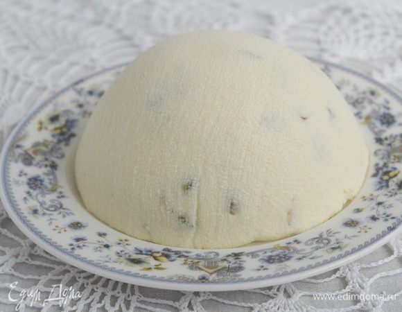 Готовую пасху аккуратно освободить из формы, развернуть марлю и поставить на блюдо.
Украсить по желанию!