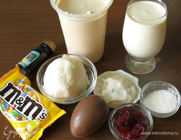 Ряженка, сметана, масло, сахар, ягоды, ваниль, шоколадные конфеты — это киндер, конфеты M&M.
Замачиваем клюкву (у меня сухая половинками, размороженной дать оттаять) Соединяем молоко и ряженку. Ставим на слабый огонь.