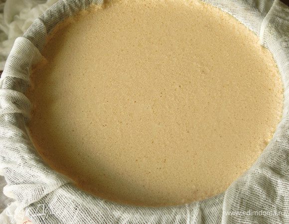 Процеживаем через один слой марли массу.