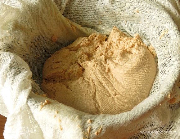 На выходе 480 г, вес зависит от жирности компонентов. Смешиваем сметану, сахар и масло.