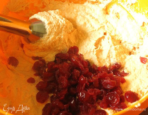 Соединяем все с творожком из ряженки, работаем блендером. Кладем клюкву.