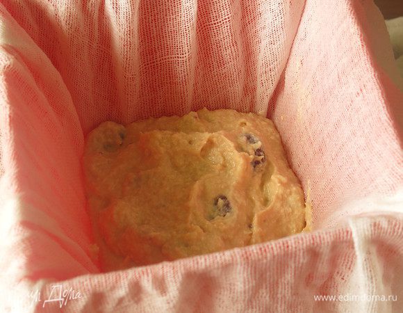 В форму кладем марлю влажную и слой получившейся массы.