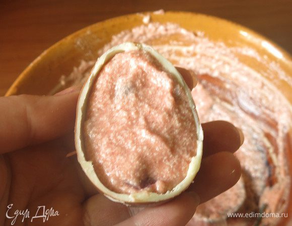 Пару ложек массы отделяем, соединяем с киселем, капаем ложку лимонного сока, чтобы краска проявилась и начиняем яйцо. Внутрь яйца кладем несколько M&M — "маленькие яйца". Готовила и придумывала состав, т.ч. на первом фото не все компоненты.