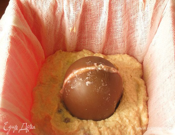 Соединяем яйцо, вдавливаем аккуратно в паску.