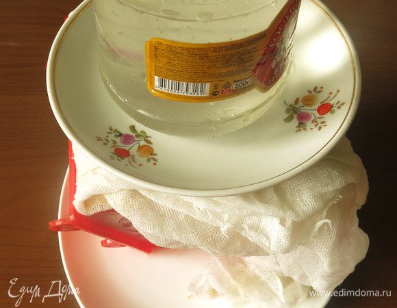 Выкладываем остатки массы на яйцо, закрываем марлей, кладем блюде и груз. 