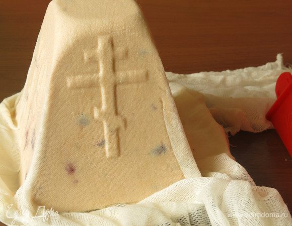 Ставим в холодильник на 12 часов минимум. Снимаем форму и марлю, украшаем. Приятного аппетита!