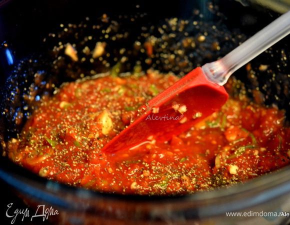 Цельные томаты в соку 800 г порубить крупно в блендаре, половину отложить. Добавить чеснок мелко порубленный в одну часть,томатную пасту, орегано,сахар, зеленый лук нарезанный колечками 4 ст. л., черный перец молотый. Перемешать все.
