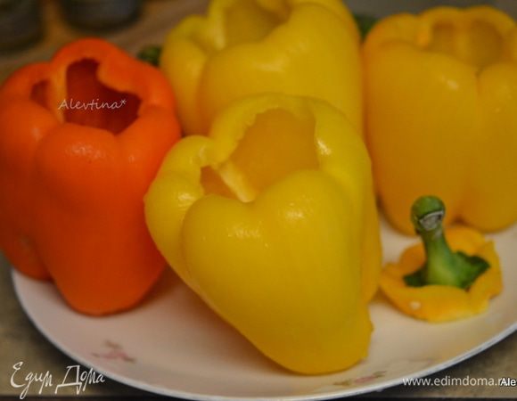 Рис отварить, можно любой коричневый или белый. 
Перцы сладкие  очистить, срезав шляпки.