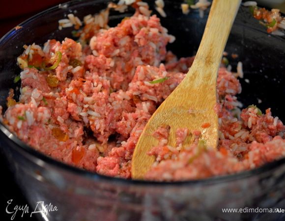 Смешать томатную смесь с чесноком, добавить говяжий фарш, рис готовый.