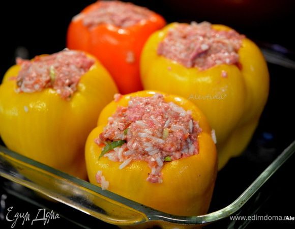 Разогреть духовку до 200°С.
Заполнить перцы. Поставить их в жаропрочное блюдо.