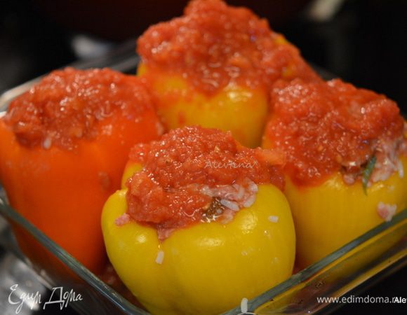 Сверху залить отложенной томатной смесью. Поставить в разогретую духовку на 1 час или до готовности.