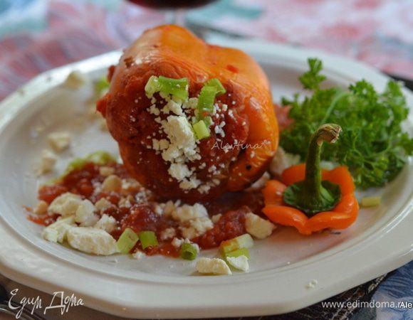 Посыпать готовые перцы фетой и зеленым нарезанным луком.  Подаем к столу. Приятного аппетита.