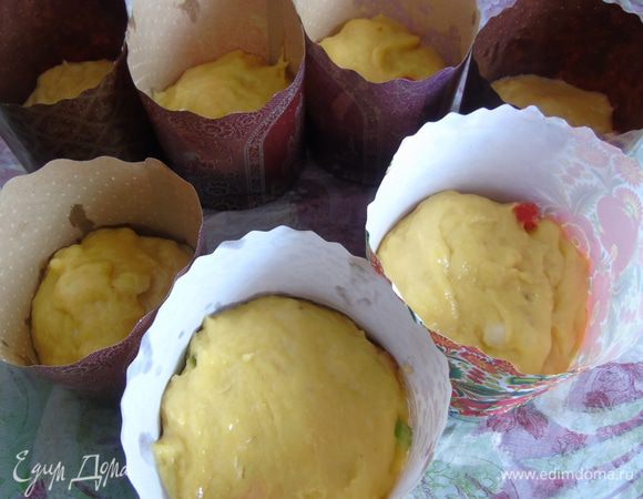 Смажьте растительным маслом руки и разложите тесто по формочкам, заполняйте не более половины. Оставьте снова в теплом месте на 1 час.
