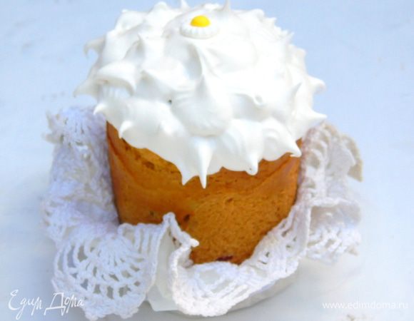 Смазать куличи молоком и отправить в разогретую до 180°С духовку, сразу же уменьшите температуру до 160°С и выпекайте до готовности (40-50 минут) проверяйте деревянной палочкой, она должна выходить сухой. Приготовьте глазурь. Я взбила 1 белок до пены, добавила 5 ст. л. сахарной пудры, и опять взбила. Покройте куличи глазурью и украсьте по желанию.