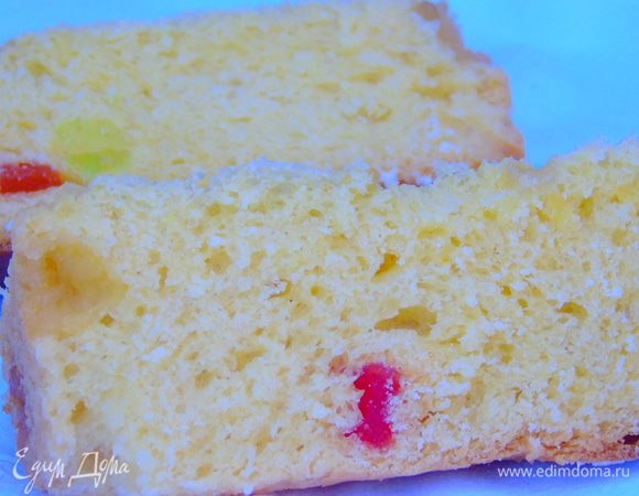 А вот кулич в разрезе. Сегодня испекла и сразу же разрезала, еще теплый :)