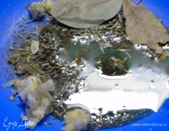 Смешиваем все ингредиенты для маринования.