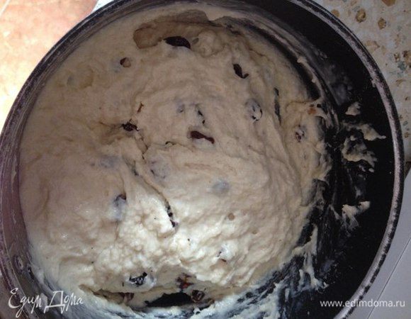 Разогреть духовку до 180°С, смазать форму сливочным маслом и выпекать все при температуре 190-200°С 40-45 минут. Затем вынуть из духовки, не доставая из формы дать куличу остыть, затем вытаскиваем кулич из формы, ждем пока остынет, все готово! Можно оставить так, либо украсить глазурью, в моем случае это был растопленный шоколад и сверху немного сгущенного молока, украсила все посыпкой.

Приятного аппетита! Христос Воскрес!