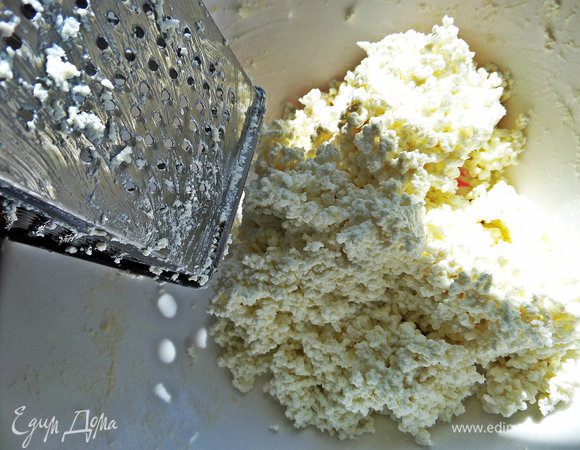 Творог, даже пачечный, перетереть через мелкую терку.