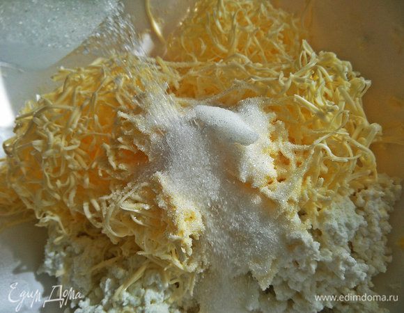 Сахар по вкусу... Я решила его немного, так как будут сладкие добавки.