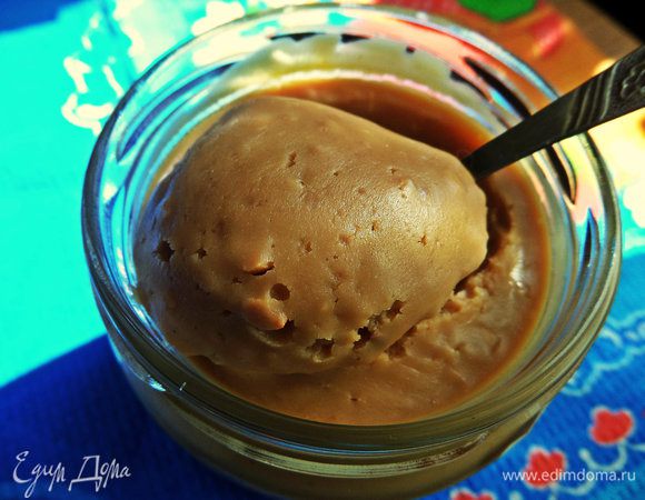 Арахисовая паста бывает просто эластичной пастой, а бывает с микро ореховыми кусочками. У нас с кусочками, так вкуснее!