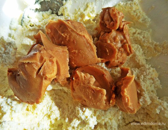 Добавим в творог полбанки.