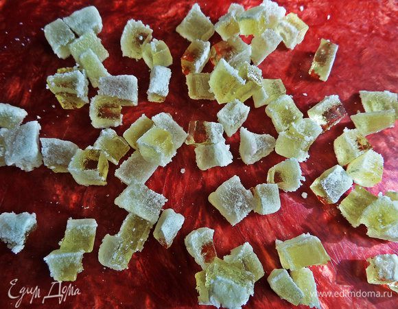 У меня был засахаренный мармелад, он хорошо режется, порубить на кубики.