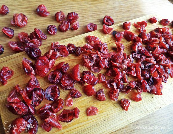 Клюкву можно нарезать мельче.