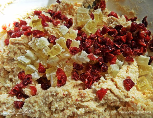 Высыпать добавки к массе.