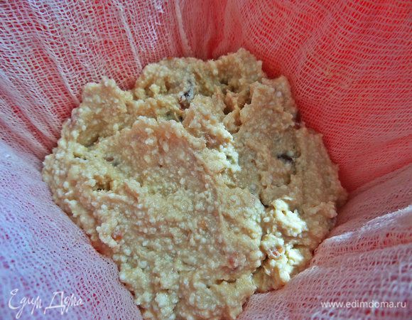 Смочить двойную чистую марлю, отжать и распределить внутри формы. Накладывать по ложке пасхи и каждый раз утрамбовать во избежание пустот.