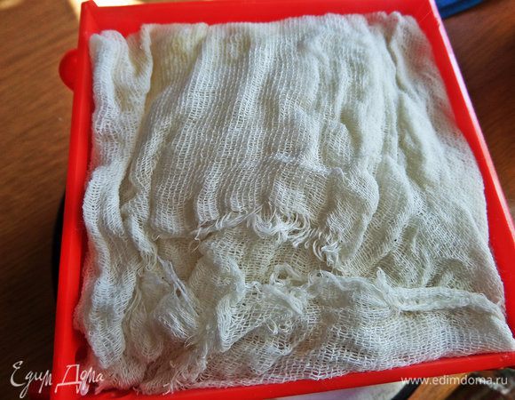 Сверху накинуть марлю. Поставить сверху груз, а сама форма должна стоять в миске с ботами для отделения сыворотки. Держать в холодильник несколько часов или ночь.