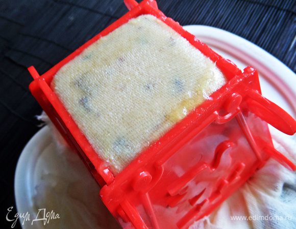 Накрываем тарелкой, переворачиваем и открепляем формочку.