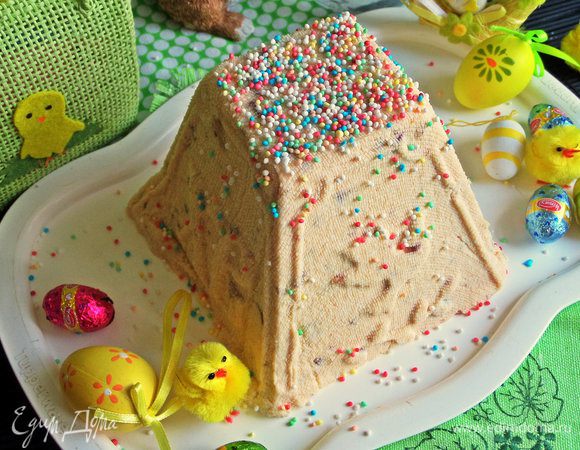 Украсила просто: обсыпала цветной крошкой.