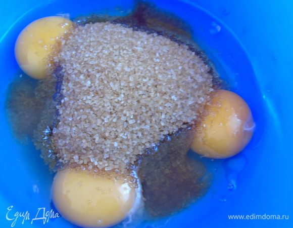 Яйца перемешайте с сахаром, чем темнее, тем более будет карамельный вкус.