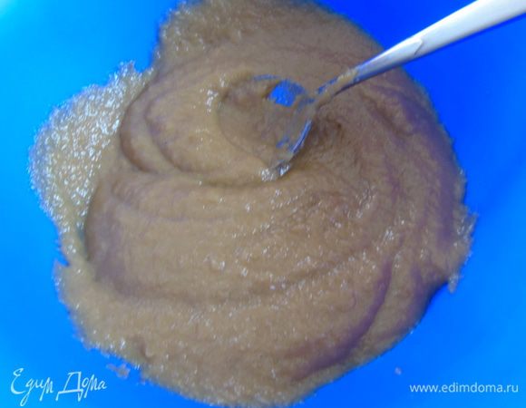 Влейте сливки и доведите на маленьком огне до кипения, все время помешивая, масса должна загустеть. Остудите.