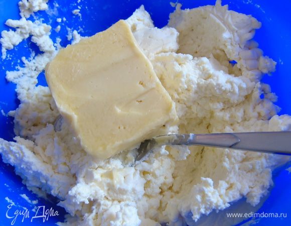 Творог перетрите на сито. Добавьте мягкое сливочное масло, ванильный сахар и хорошо разотрите.