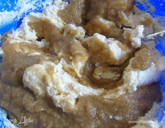 Влейте карамельную массу и опять хорошо перемешайте.