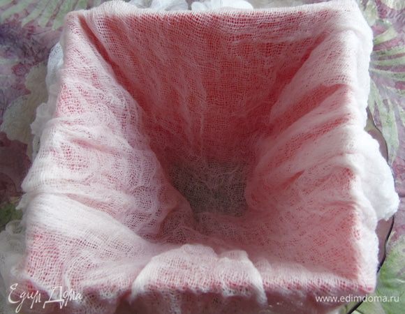 Форму выстелите  влажной марлей. Выложите массу в форму, поставьте в глубокую тарелку, а сверху выложите гнет. Отправьте в холодильник на 12 часов (на ночь).