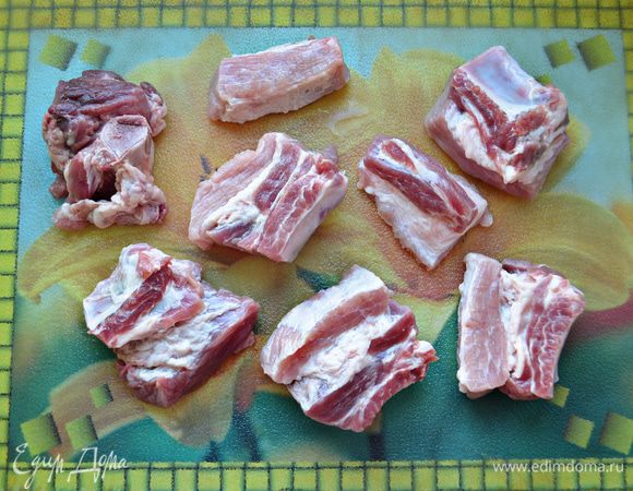 Подготовьте ребрышки. Для приготовления нам потребуются ребрышки с жирком. Разрежьте их по одному.