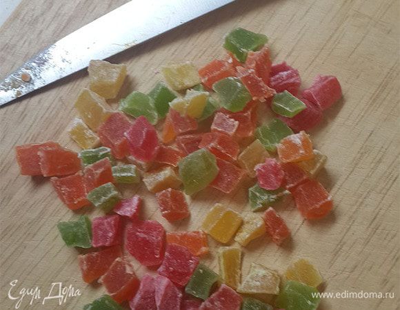 Крупные цукаты порезать. Изюм и цукаты заранее залить коньяком в банке с крышкой. Банку несколько раз переворачивать, если не все цукаты покрыты коньяком. Настоять 1- 2 суток.